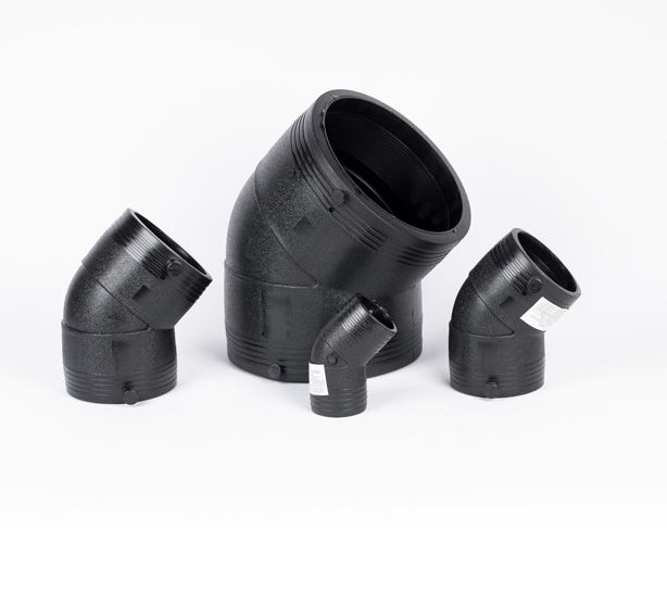 Cum îmbunătățește proiectarea unui cot HDPE de 45 de grade eficiența debitului în conductele de fluide sau gaze?